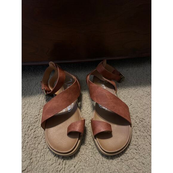 Women's Very G strappy brown Sandals size 6 - Picture 3 of 6
